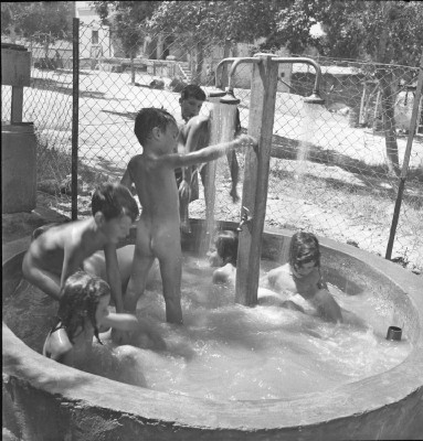 6PikiWiki_Israel_13329_Courtyard_of_the_children_at_Givat_Brenner.jpg