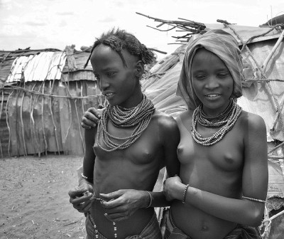 Dassanech_Girls,_Omerate,_Ethiopia_(19237281696).jpg